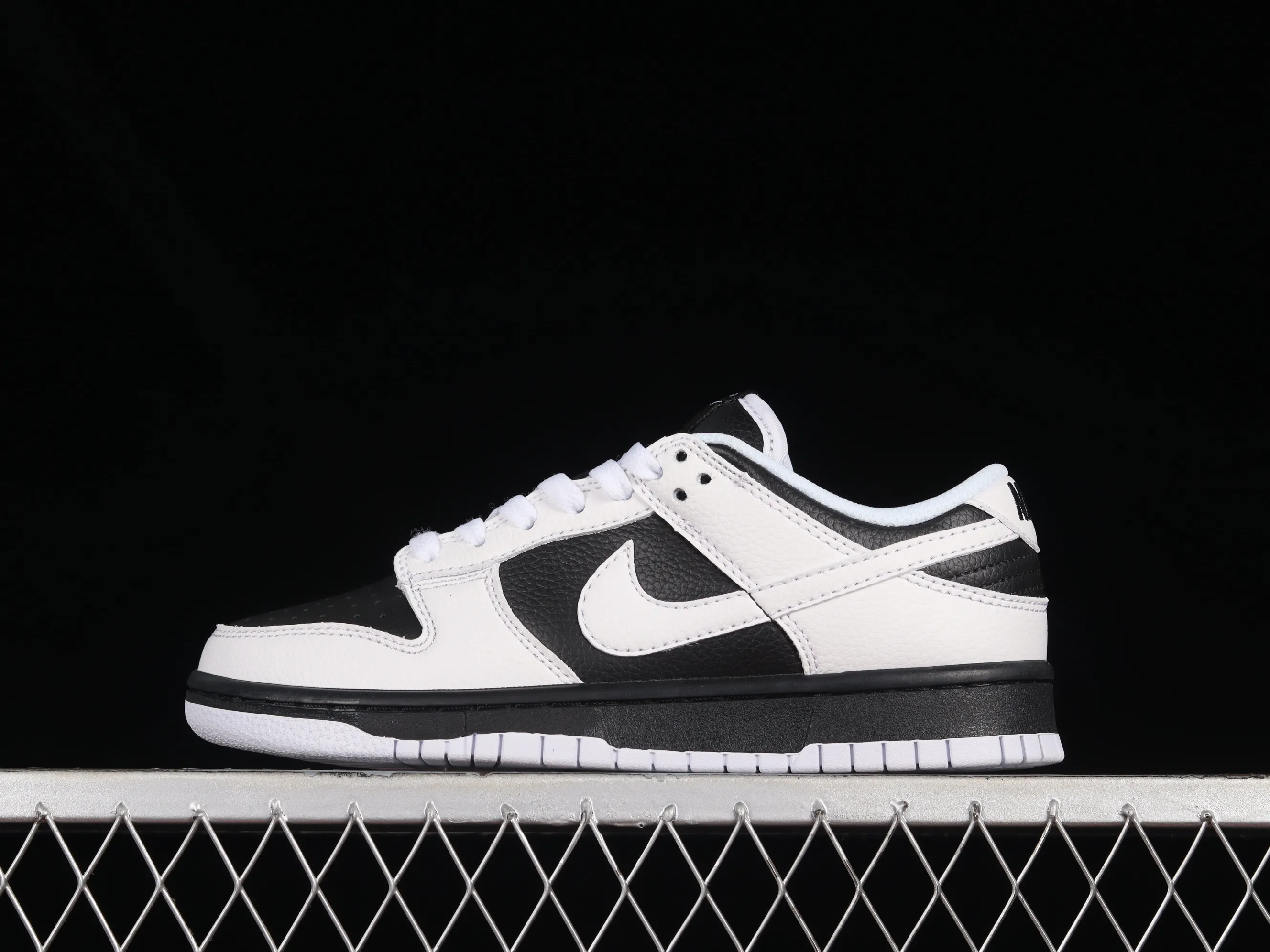 All Categories Nk SB Dunk Series Nk SB Dunk Low Low-top Sneakers F Version Nk Dunk Low "Reverse Panda" White and Black Reverse Panda SB Smashing Backboard Fashion Casual Sneakers FD9064-011